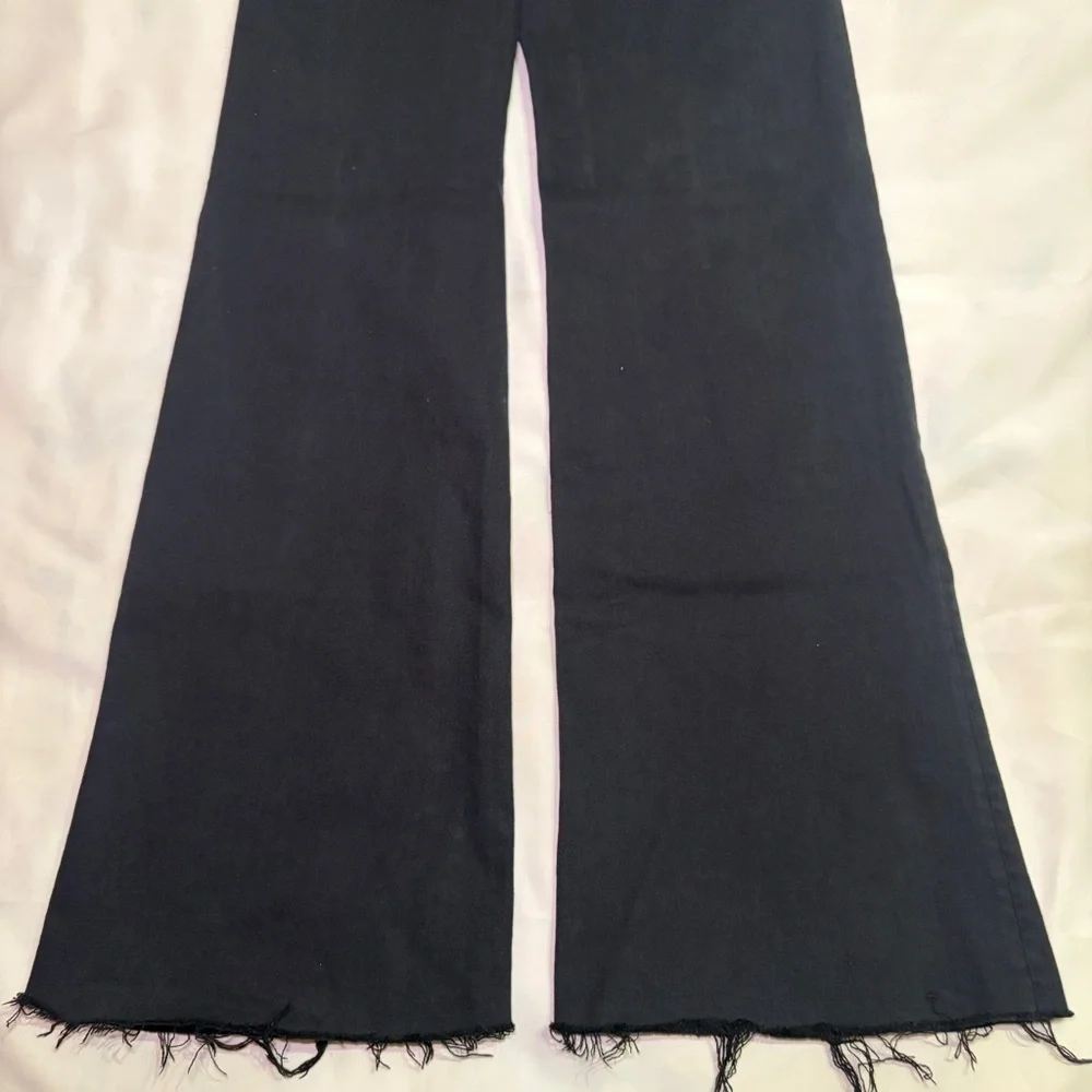 MOTHER- The Roller Prep Heel in Pitch Black Size 25 Flare Jeans RAW HEM